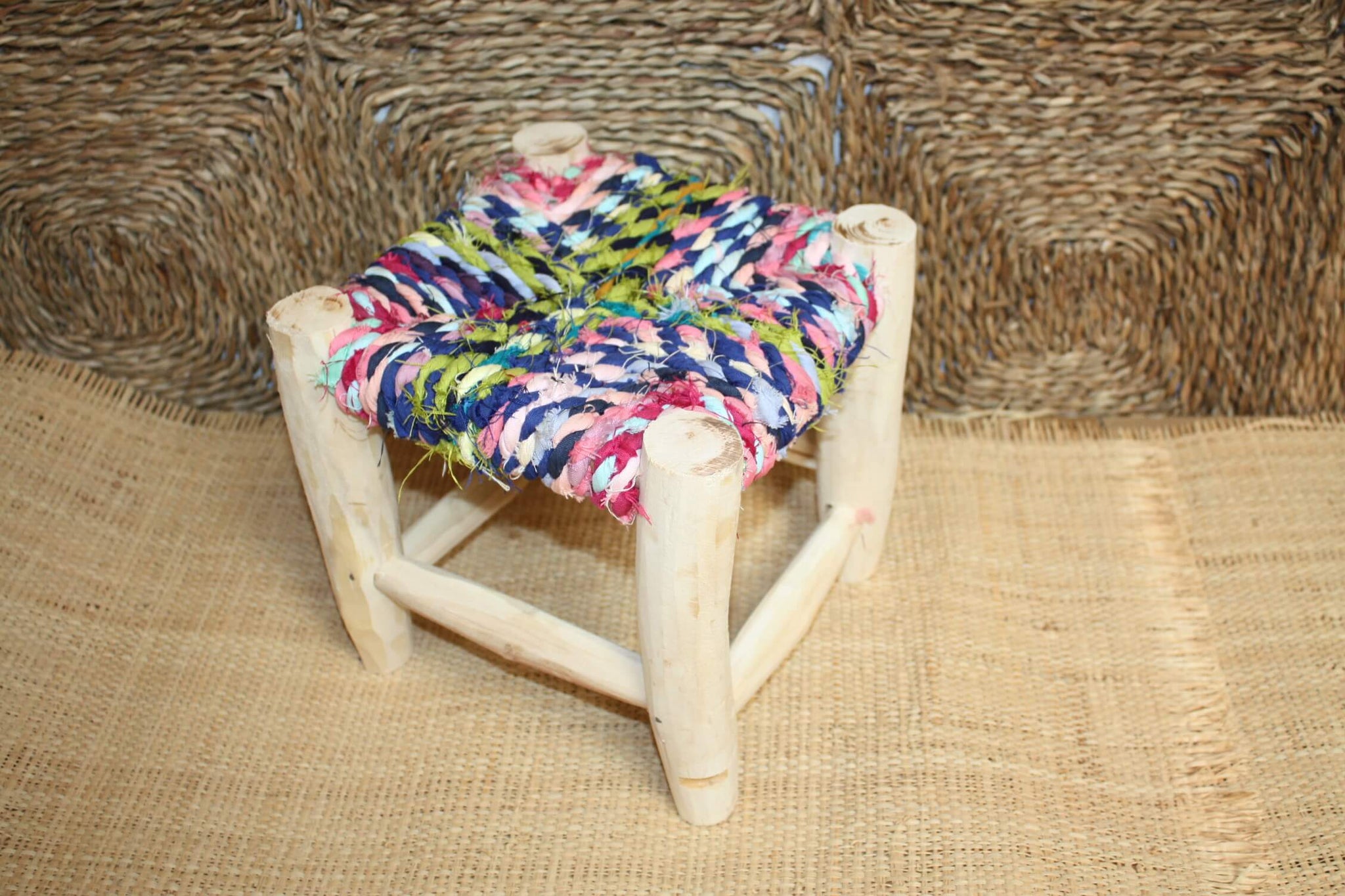 PETIT TABOURET MAROCAIN - Bois de Citronnier & Tissu recyclé - Artisanat Boucherouite - Décoration Durable -