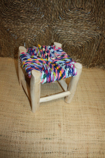 PETIT TABOURET MAROCAIN - Bois de Citronnier & Tissu recyclé - Artisanat Boucherouite - Décoration Durable -