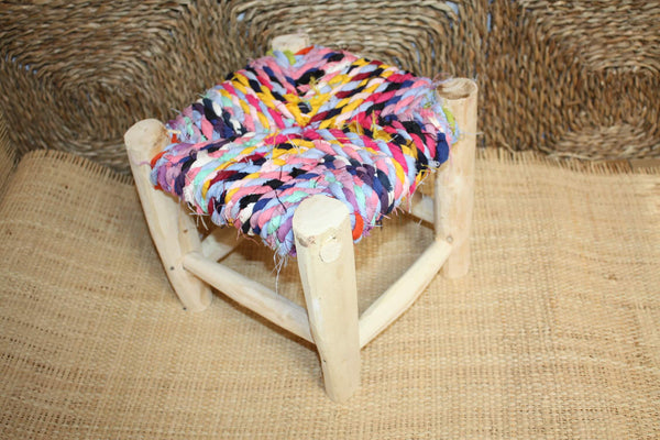 PETIT TABOURET MAROCAIN - Bois de Citronnier & Tissu recyclé - Artisanat Boucherouite - Décoration Durable -