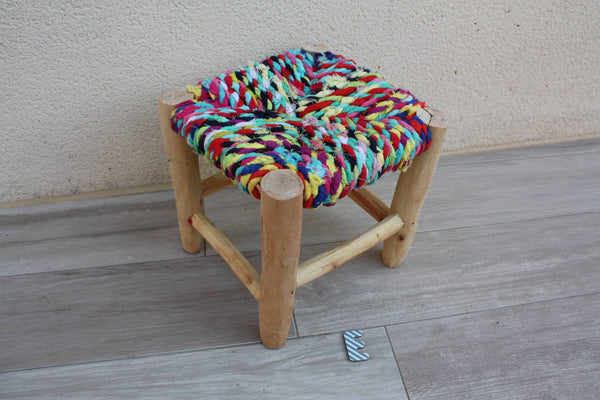 PETIT TABOURET MAROCAIN - Bois de Citronnier & Tissu recyclé - Artisanat Boucherouite - Décoration Durable -
