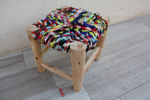 PETIT TABOURET MAROCAIN - Bois de Citronnier & Tissu recyclé - Artisanat Boucherouite - Décoration Durable -
