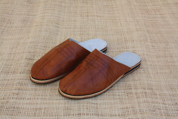 Babouches homme en cuir marron ouvertes à l'arrière