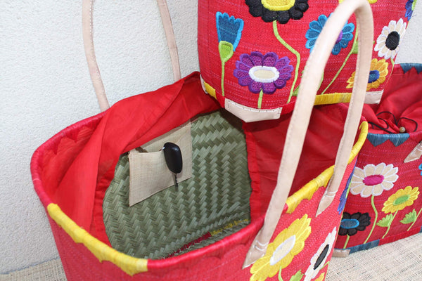 Panier brodé fleurs fait main – Cabas raphia artisanal ROUGE avec pochon – Sac marché bohème plage avec anses cuir
