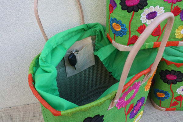 Panier brodé fleurs fait main – Cabas raphia artisanal VERT avec pochon – Sac marché bohème plage avec anses cuir