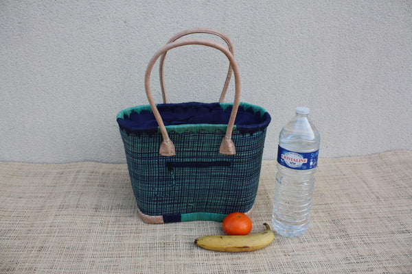 petit panier cabas bleu et vert en osier avec anses longues cuir