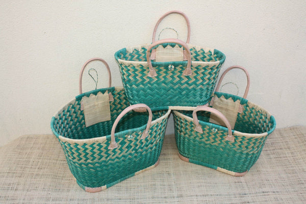 Panier en osier de Madagascar TURQUOISE artisanal – Sac cabas tressé à la main avec anses en cuir – Style bohème chic
