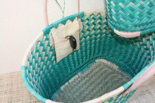 Panier en osier de Madagascar TURQUOISE artisanal – Sac cabas tressé à la main avec anses en cuir – Style bohème chic