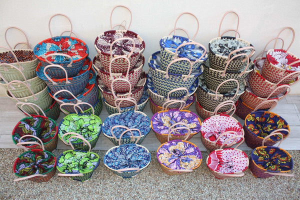 Panier en paille tressée avec pochon wax – Cabas marché, sac plage artisanal – Madagascar – 3 tailles