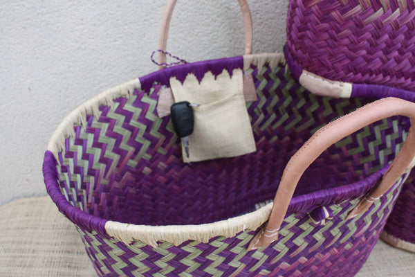 Panier en osier de Madagascar VIOLET artisanal – Sac cabas tressé à la main avec anses en cuir – Style bohème chic