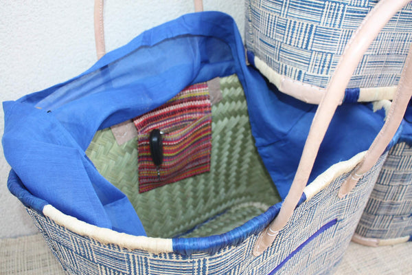 panier sac bleu avec poche et tissu pochon qui ferme le panier