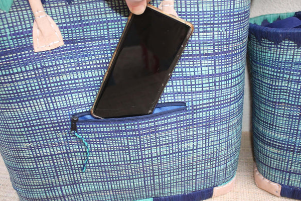 panier tressé de Madagascar bicolore bleu et turquoise avec poche extérieure