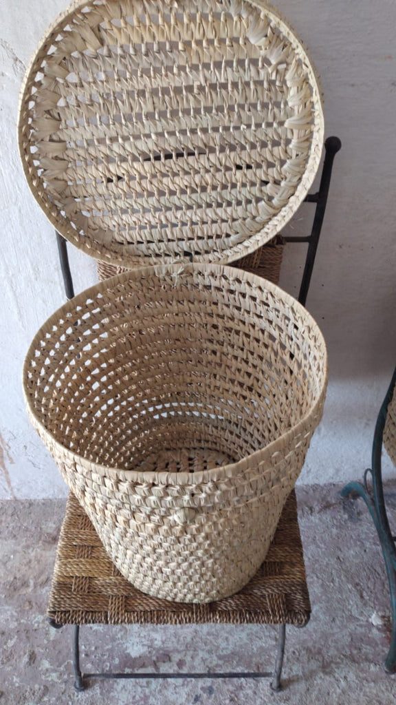 Großer runder Wäschekorb – BRAIDED HAND in White PALM TREE – Weidenkor – BOUTIQUE HULÉTI