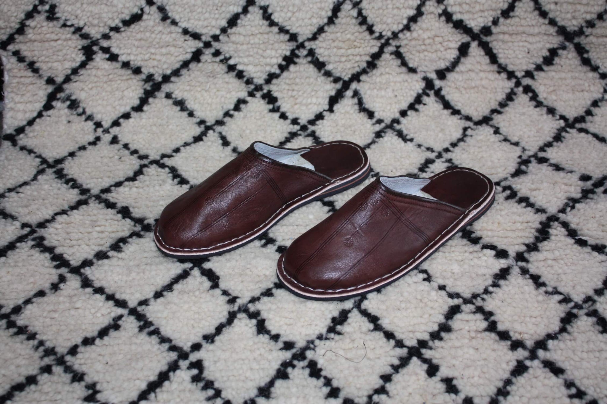 Chaussons Marocains Plats En Daim Noir - Taille 37 (équivalent US 7 Femme) - Fait Main 💯% Authentique