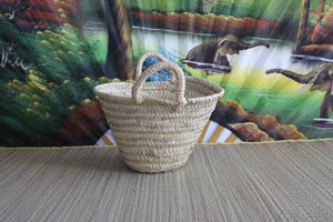 Beau petit panier pour enfants. Fille et Garçon. Tressé à la main - sa Beau petit panier pour enfants. Fille et Garçon. Tressé à la main - sa