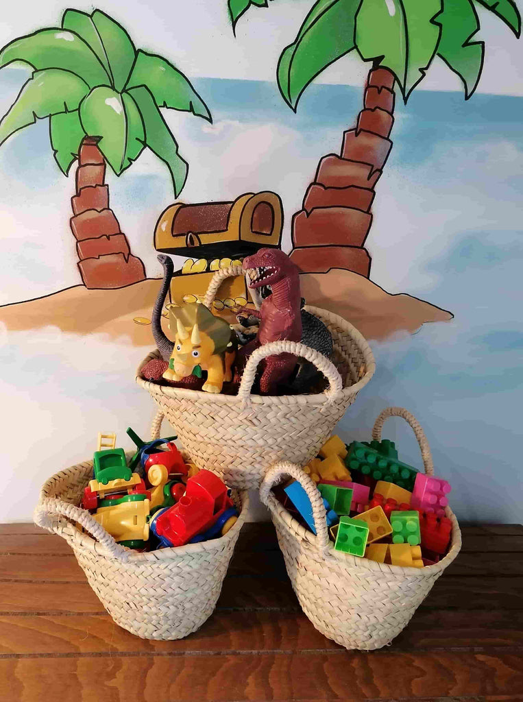 körbe spielzeug aufbewahrung Schöner kleiner Korb für Kinder. Mädchen und Junge. Handgewebt