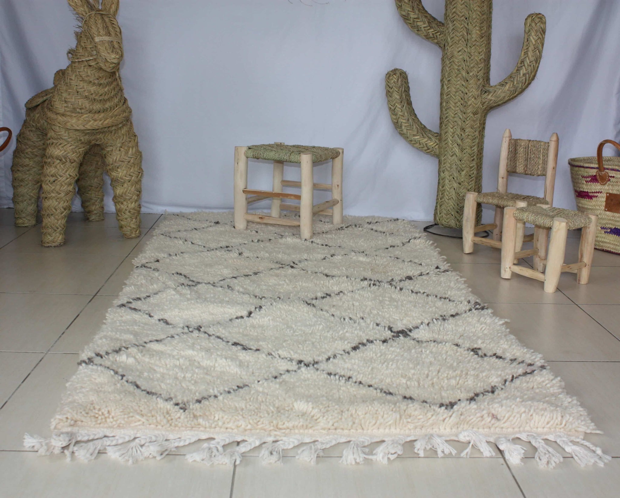 LONG &amp; GRAND Beni Ouarain Weißer marokkanischer Teppich – Schwarzes Rautenmuster – Berber-Handwerkskunst – 100 % Schafwolle
