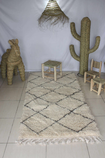 LONG &amp; GRAND Beni Ouarain White Moroccan Rug - Black Diamond Pattern - Berber Craftsmanship - 100% Sheep Wool