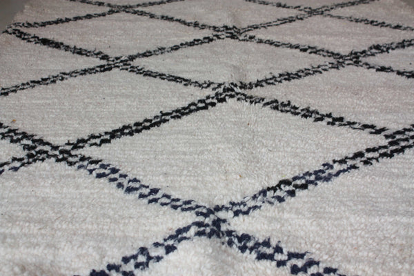 MAGNIFICENT LARGE Beni Ouarain Moroccan Rug - White Black Diamond Pattern - Berber Craftsmanship - 100% Sheep Wool