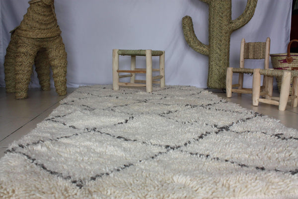 LONG &amp; GRAND Beni Ouarain White Moroccan Rug - Black Diamond Pattern - Berber Craftsmanship - 100% Sheep Wool